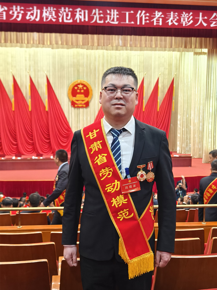 热烈欢迎甘肃省劳动模范李勇刚载誉归来3_副本.jpg