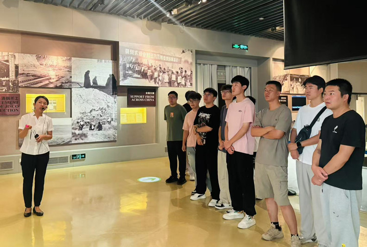 嘉能精碳公司开展2025年新入职大学生系列活动1_副本.jpg